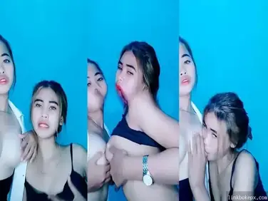 ABG Lesbi Adu Toket Gede, Jilatin Memek Sampe Squirt! poster